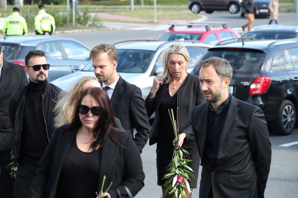 Martin Chodúr s partnerkou Ivonou Selníkovou na pohřbu Patricie Janečkové (†25)