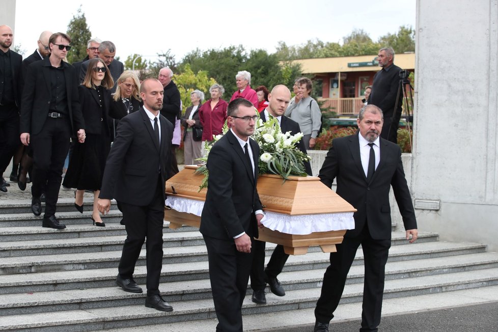 Vdovec Vlastimil Burda sotva zadržoval slzy. Se zemřelou Patricií Janečkovou (†25) se vzali teprve před třemi měsíci.