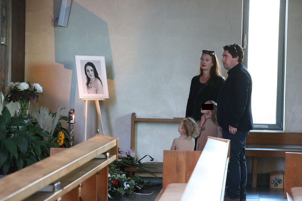 Herečka Kristýna Leichtová s rodinou na pohřbu Patricie Janečkové (†25)