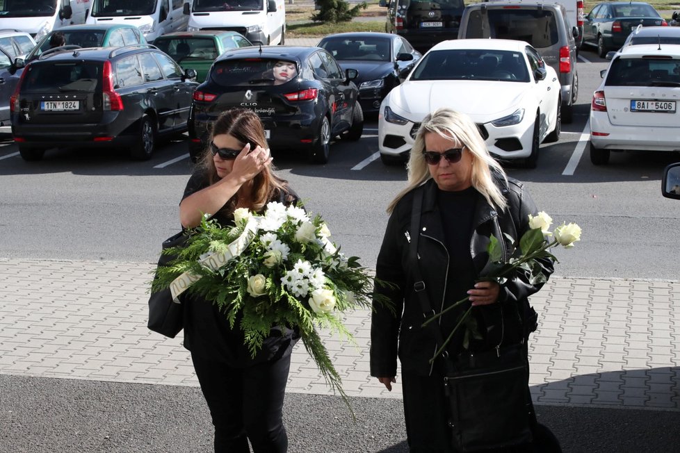 Smuteční hosté na pohřbu zpěvačky Patricie Janečkové