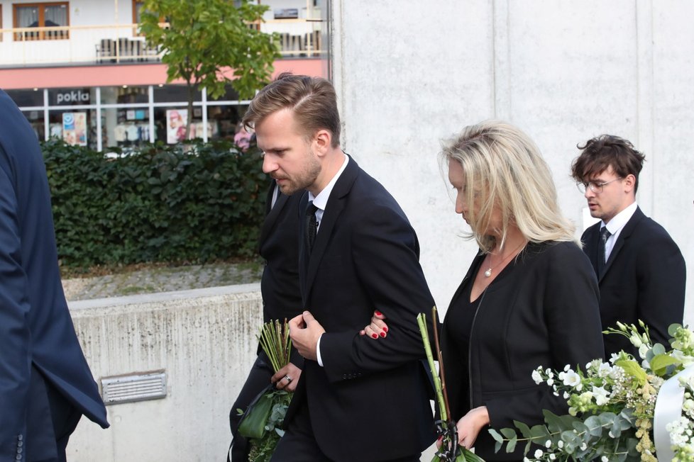 Martin Chodúr s partnerkou Ivonou Selníkovou na pohřbu Patricie Janečkové (†25)