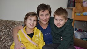 Patricie (10)  s maminkou Janou (35) a bráškou Jiříkem (7). Auto by všem třem velmi usnadnilo život..