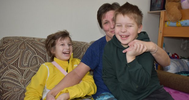 Patricie (10)  s maminkou Janou (35) a bráškou Jiříkem (7). Auto by všem třem velmi usnadnilo život..