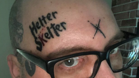 Boos se svým předešlým tetováním - Mansonovou přezdívkou.