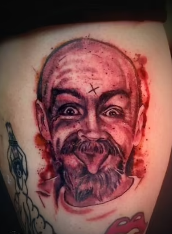 Vytetovaný portrét Charlese Mansona na noze.