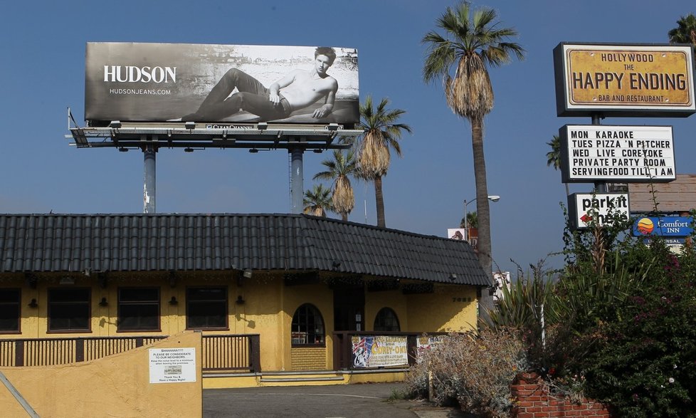 Obří billboard je umístěn na střeše baru Happy Endings