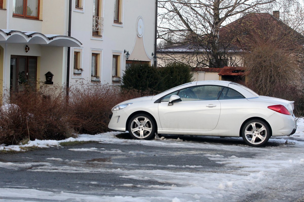 Ráno stojí auto zase u hotelu.