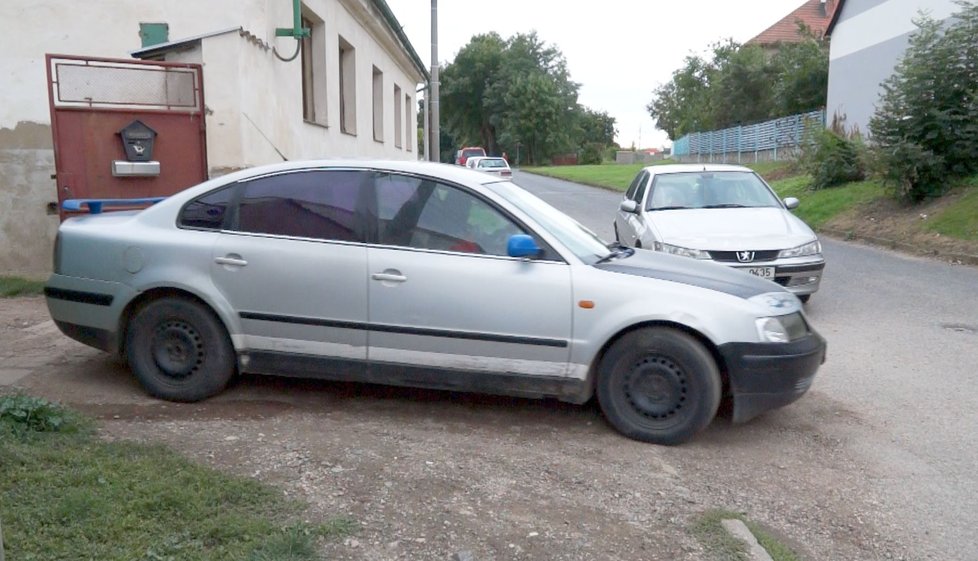 Obyvatelé domu, kde se zdržovala parta zabijáků, odjíždějí. Bojí se msty přátel mrtvého Ukrajince.