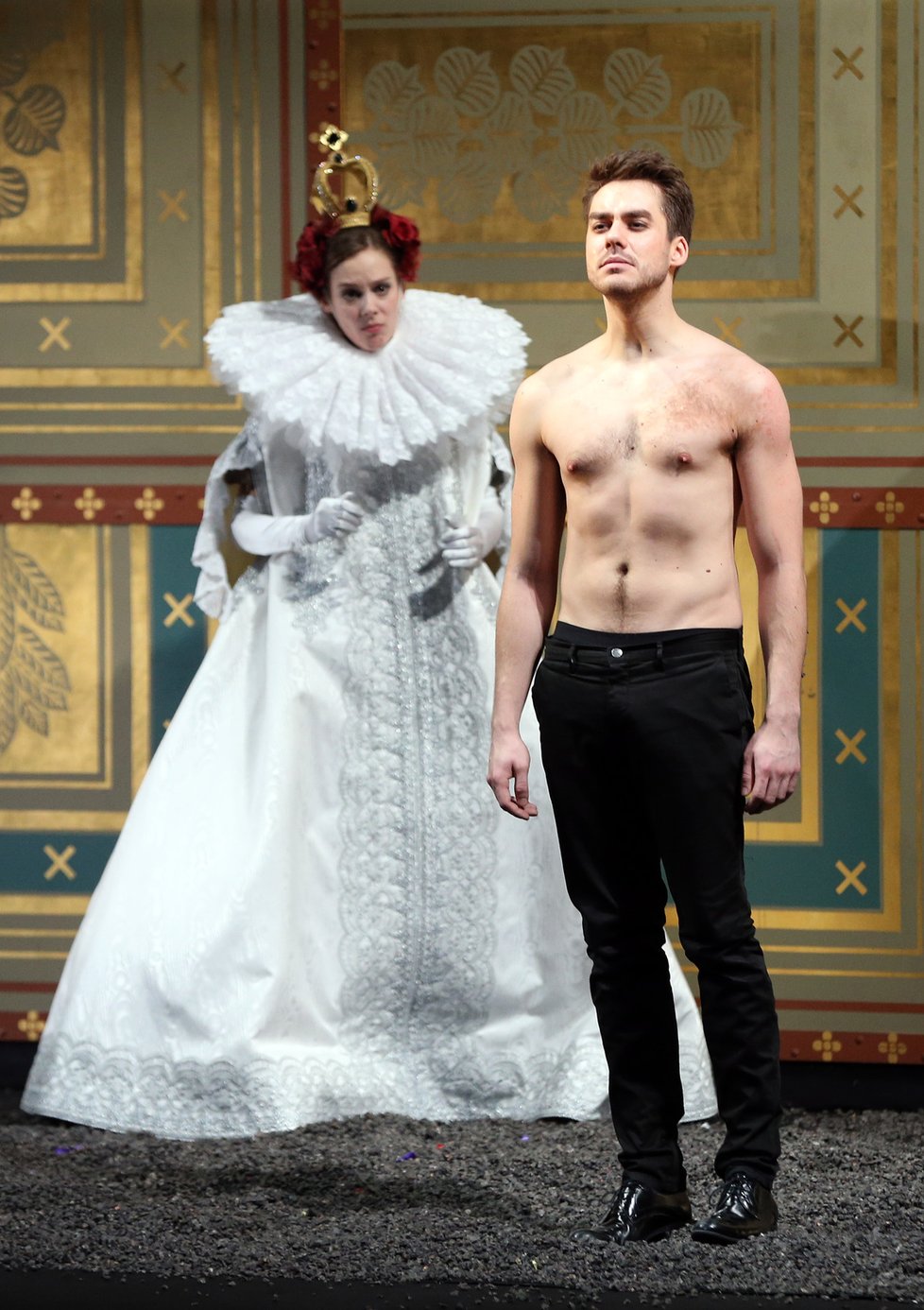 Patrik Děrgel v představení Národního divadla Manon Lescaut s Janou Pidrmanovou.