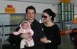 Šťastná rodinka po příletu do Česka. Patrik, Petra a malá Sophia Gabriella.