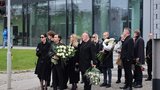 Před pohřbem Patrika Hezuckého - v čele Leoš Mareš s manželkou Monikou