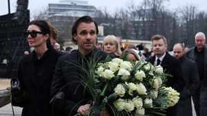 Pohřeb Patrika Hezuckého (†55) ONLINE: Mareš v čele smutečního průvodu, uplakaná Monika Pohřeb Patrika Hezuckého (†55) ONLINE: Mareš v čele smutečního průvodu, uplakaná Monika