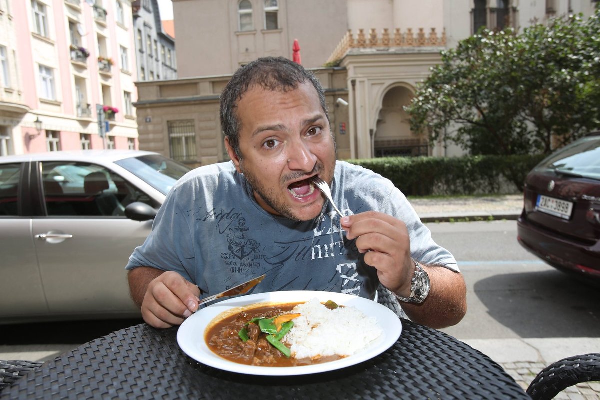 13:30 - Zamáčkne slzu, když se loučí v rádiu, ale hlad je silnější. Oběd v oblíbené restauraci v centru Prahy je tradicí. Večer sem chodí i na drinky. „Miluju dobré jídlo, však to je na mně vidět, sám moc nevařím, dávám přednost dobré kuchyni v příjemném prostředí.“ směje se vyhlášený gurmán. 