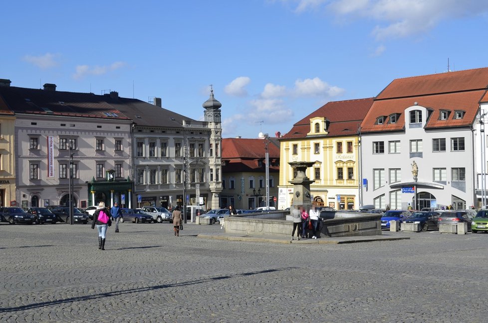 Pokračoval šikmo přes náměstí do ulice kpt. Jaroše (jak je dům s věžičkou).