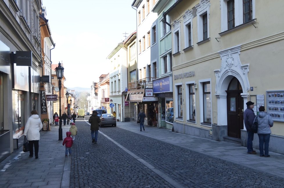 Nadvakrát musel přejít tuhle křižovatku u budovy policie (vpravo). Je to nejfrekventovanější místo v Klatovech, kam ústí čtyřproudé silnice.