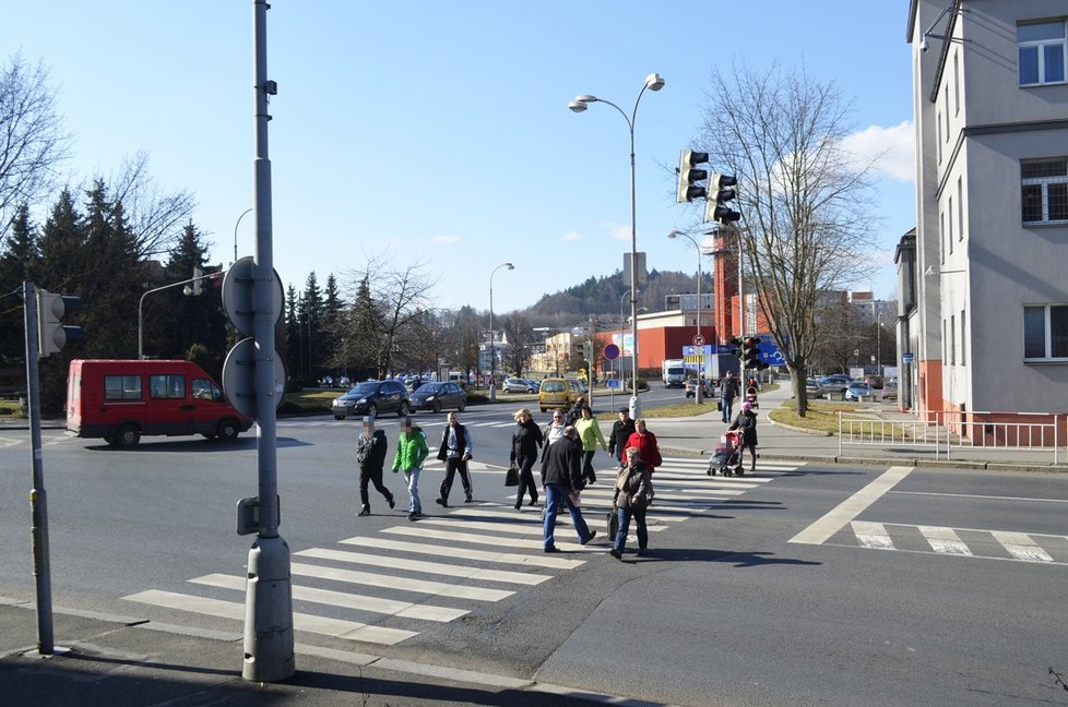 Nadvakrát musel přejít tuhle křižovatku u budovy policie (vpravo). Je to nejfrekventovanější místo v Klatovech, kam ústí čtyřproudé silnice.