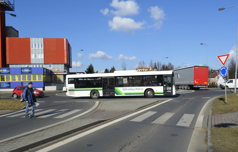 Patrik (3) pak ještě bezpečně zdolal i přechod pro chodce na kruhovém objezdu u supermarketu Lidl. Tudy přitom jezdí jedno auto za druhým.