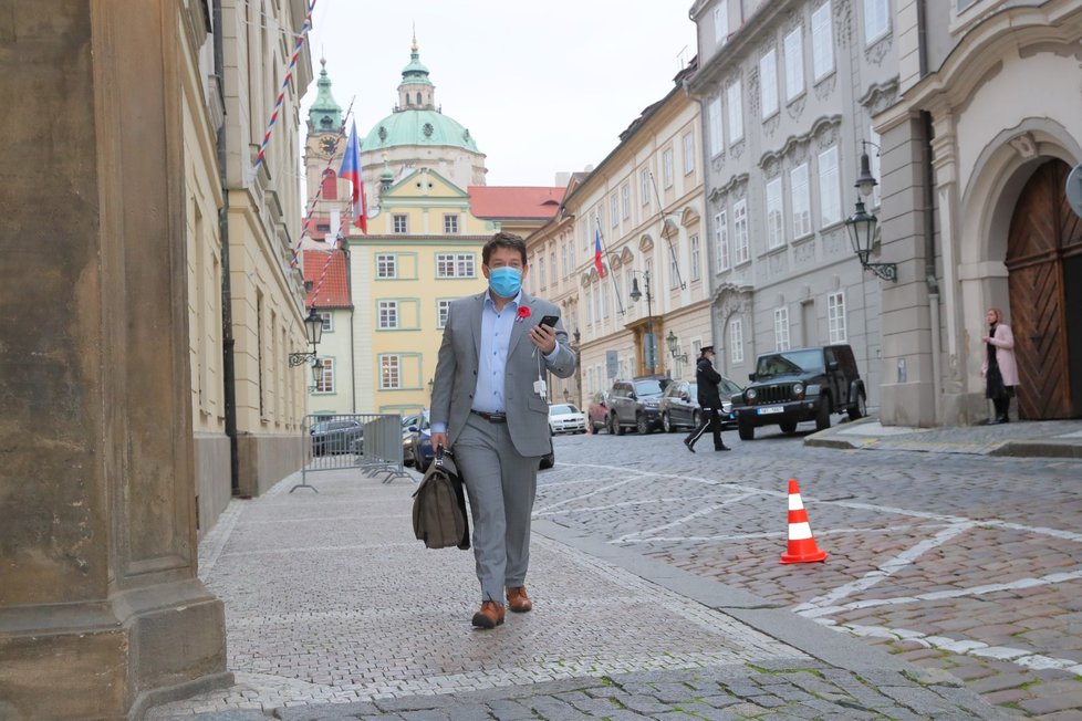 Poslanec Patrik Nacher (ANO) přichází na jednání Poslanecké sněmovny o státním rozpočtu. (11. 11. 2020)