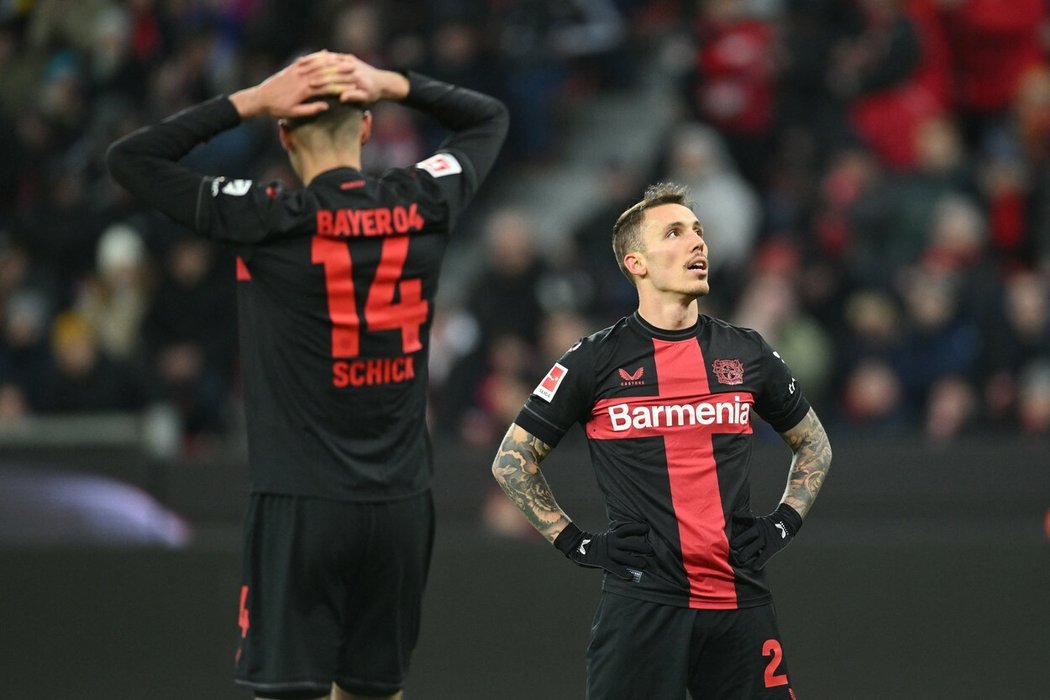 Patrik Schick a Alex Grimaldo po dalším z nedotažených útoků Leverkusenu