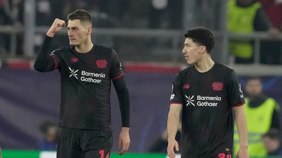 Český útočník Patrik Schick slaví gól proti Olympiakosu