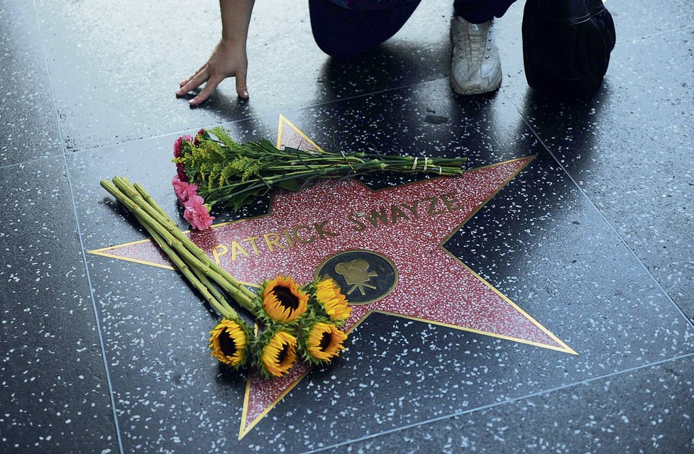 Patrick Swayze 1952–2009 K Patrickově hvězdě na slavném chodníku slávy v Hollywoodu pokládali lidé květiny...