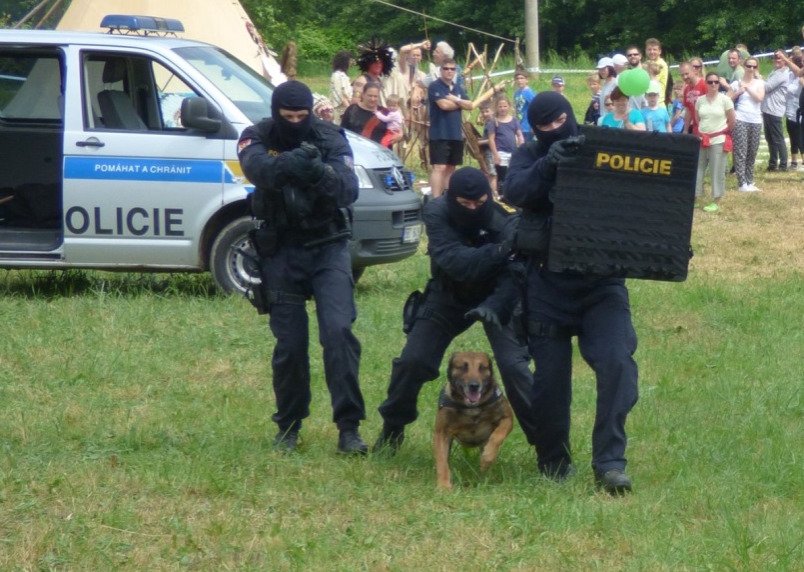 Nprap. Patrik Topinka a jeho parťák Kim (ocenění Spící srdce).