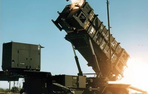 ONLINE: Ukrajinci po tlaku Trumpa přestali útočit na rafinerie. A hned USA pomůžou s raketami