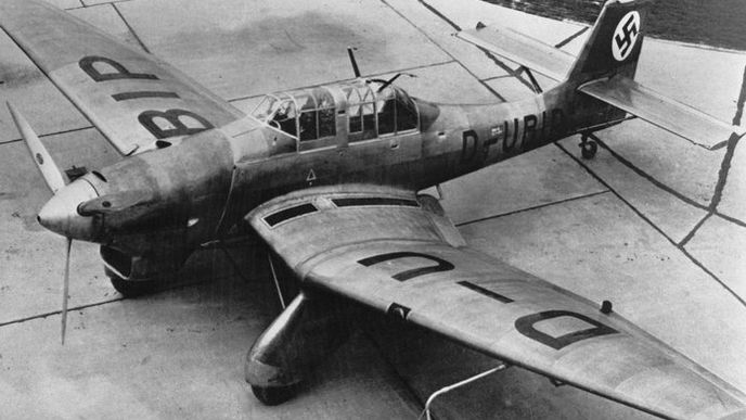 Patrně jeden z prototypů střemhlavého bombardéru Stuka (letoun má civilní imatrikulaci)