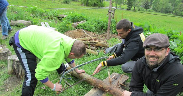 Jan pomáhá chlapcům z dětského domova. Ukazuje jim, co dělat po pádu „na hubu“