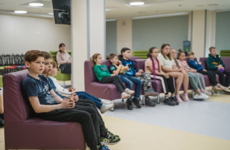 Pejsek Patron potěšil děti v dětské nemocnici na Ukrajině.