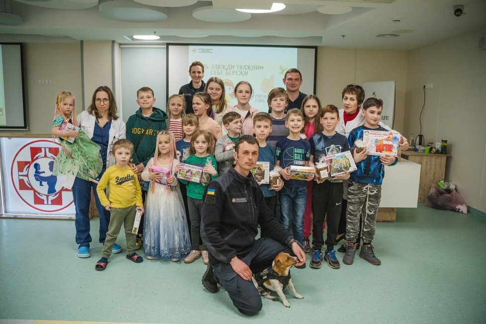 Pejsek Patron potěšil děti v dětské nemocnici na Ukrajině.