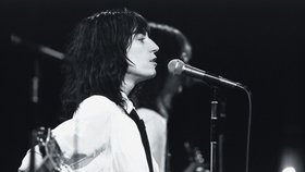 Patti Smith na koncertním pódiu v roce 1970