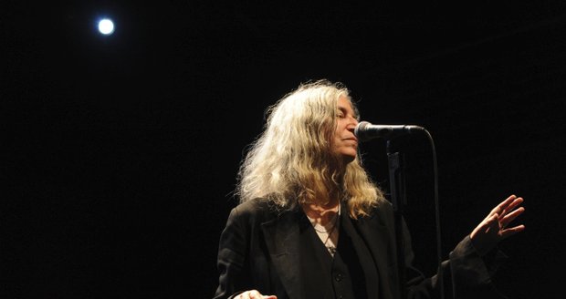 Patti Smith při koncertu v pražské Arše