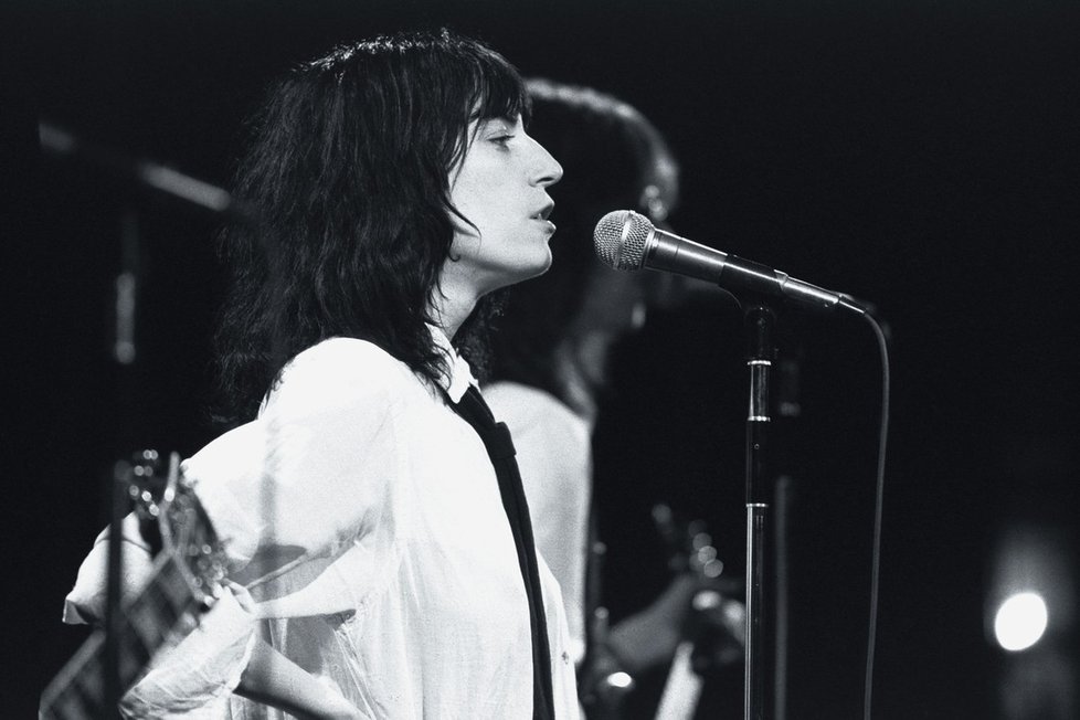 Patti Smithová na koncertním podiu v roce 1970