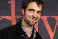 Upír Pattinson: Při vášnivém sexu s Bellou praskla postel