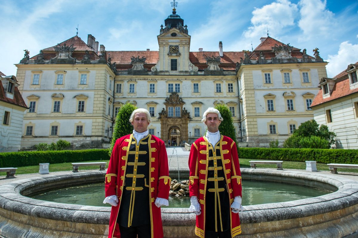 Natáčení historického filmu Marie Terezie, kde si zahrají Táňa Pauhofová i Vojta Kotek.