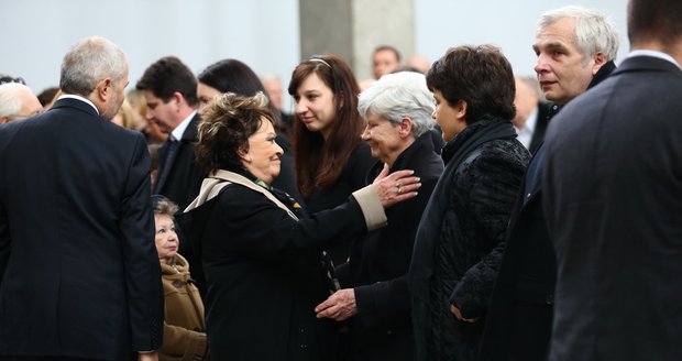 Jiřina Bohdalová kondoluje manželce Paukerta Evě. Po pravé straně je dcera Monika, po levé vnučka Bára.