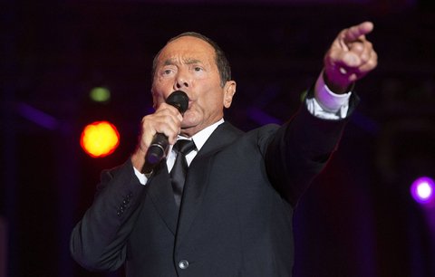 Zpěvák Paul Anka: Onemocnění hrtanu! Musel posunout svůj koncert v Praze