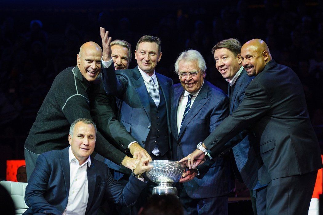 Zleva Paul Coffey, Mark Messier, Glenn Anderson, Wayne Gretzky, Glen Sather, Jari Kurri a Grant Fuhr se postarali o úspěšnou éru Edmontonu