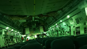 Snímek, který zveřejnil bývalý britský mariňák P. Farthing, ukazuje téměř prázdný letoun, jímž byla z Afghánistánu evakuována jeho manželka.