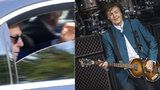Koncert Paula McCartneyho v Praze: Zpěvák mluvil česky a symbolicky oddal pár v hledišti