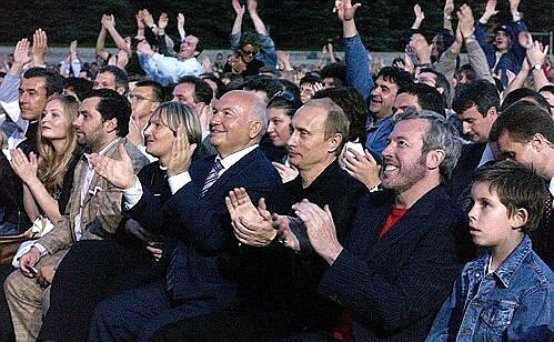 2003, koncerta Paula McCartneyho. S Putinem ho sleduje Andrej Makarevič (po levé ruce).