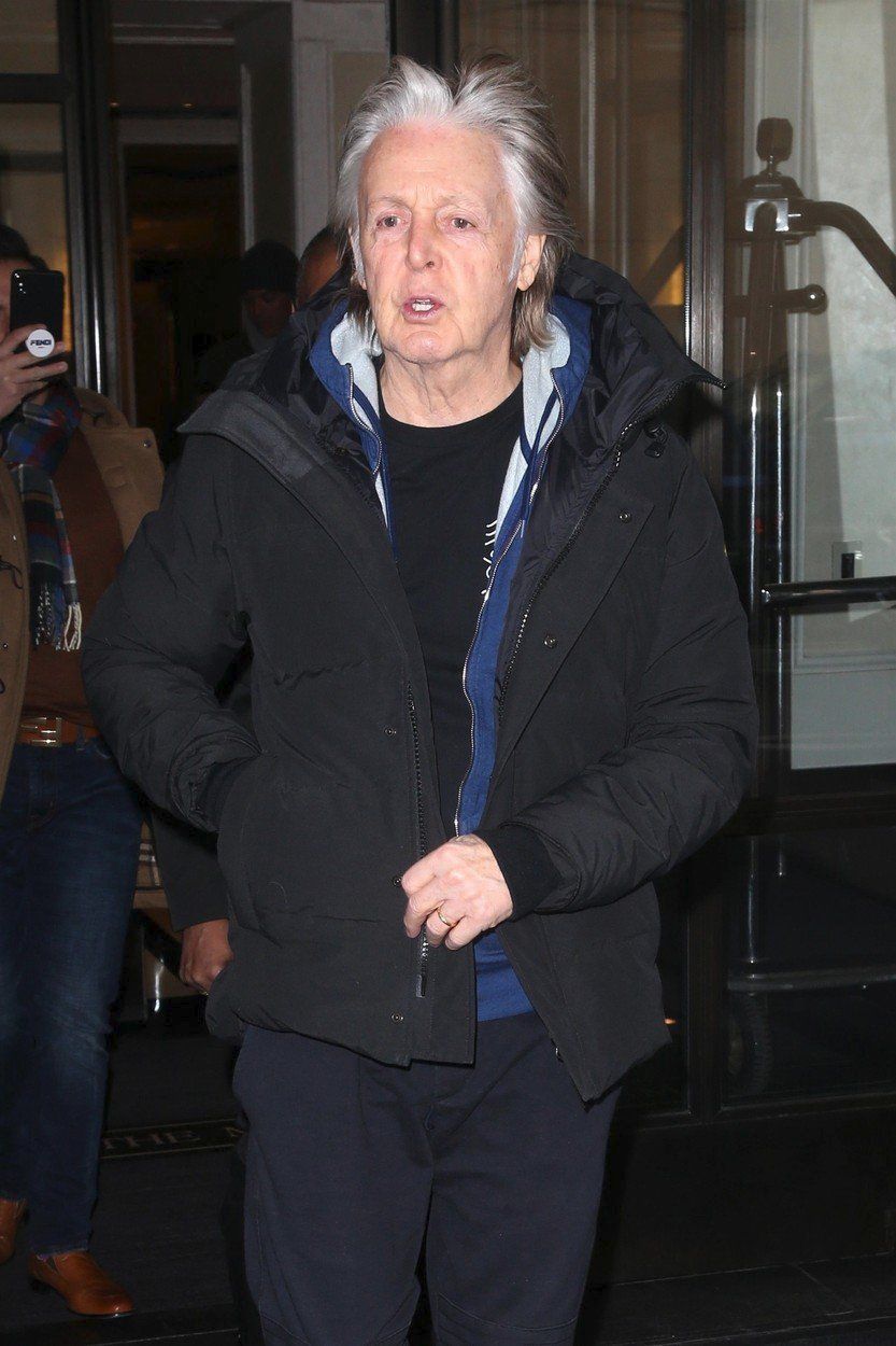 Paul McCartney vypadá s bílými vlasy jako dědeček