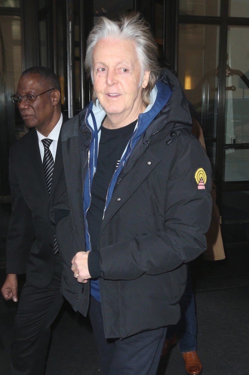Paul McCartney vypadá s bílými vlasy jako dědeček