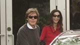 Novomanželé McCartney po prohýřené noci: Únavu skrývali pod brýlemi