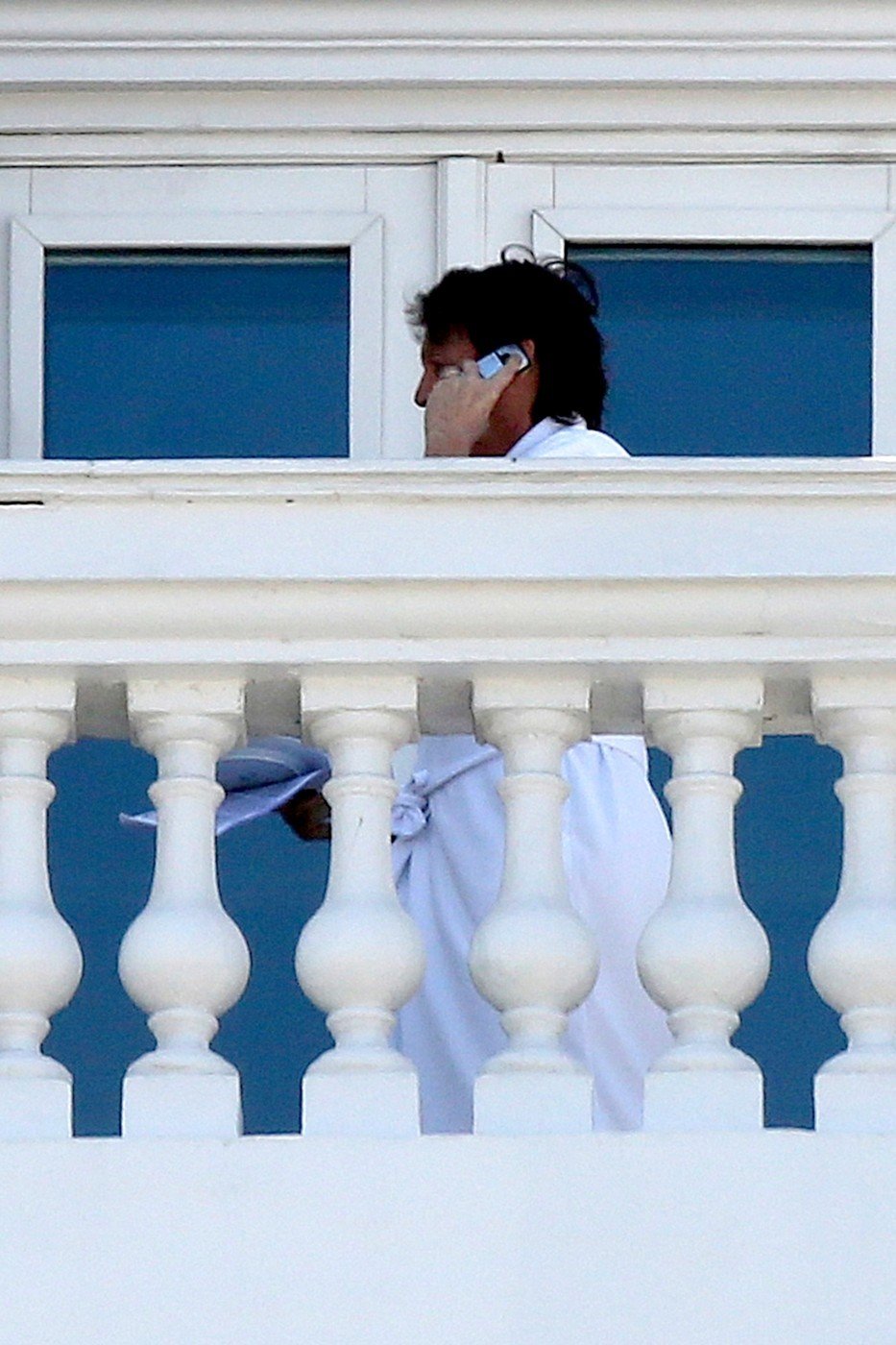Paul McCartney po chvilce začal telefonovat a z balkonu odešel.