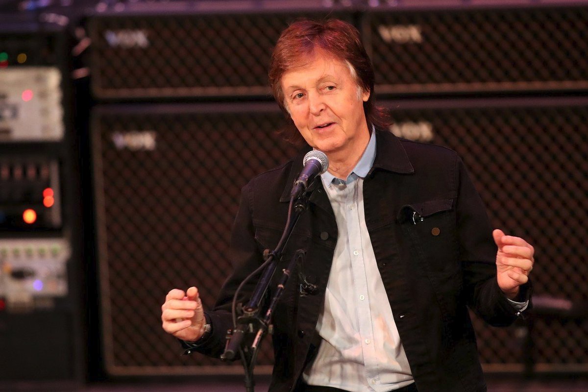 Tahle zrzavá Paulovi McCartneymu rozhodně neslušela!