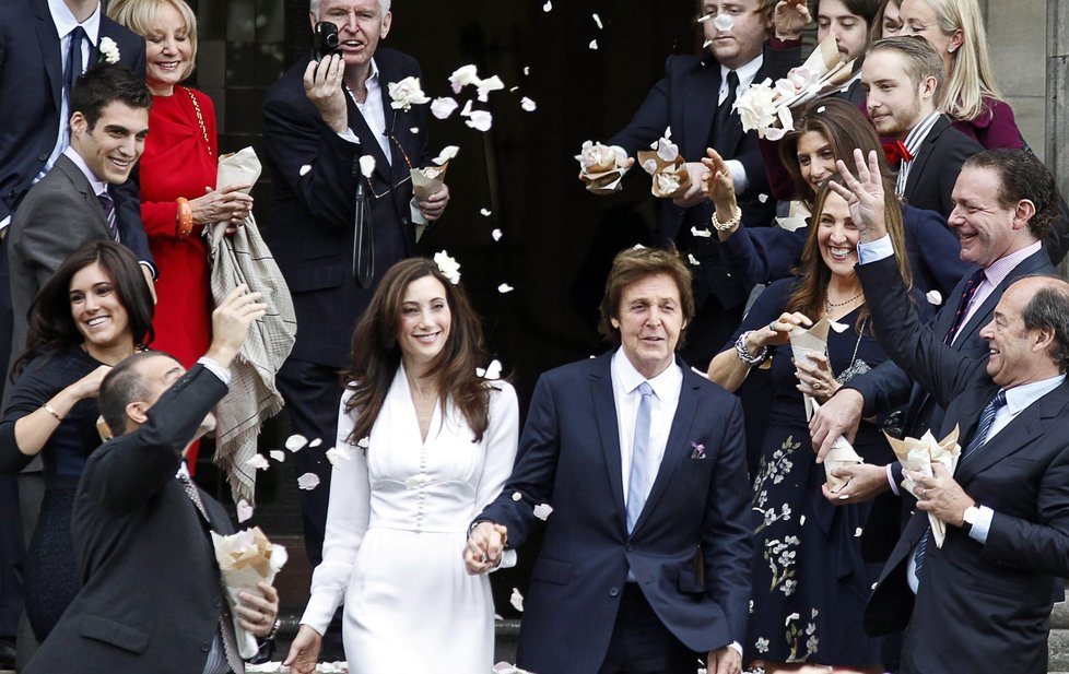 Paul s Nancy jsou zasypáváni bílými okvětními lístky růží