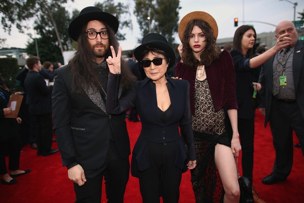 Yoko Ono se svým synem Seanem a modelkou Charlotte Kemp Muhl