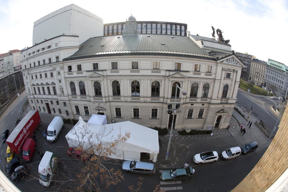Před budovou Státní opery je pořádně rušno.